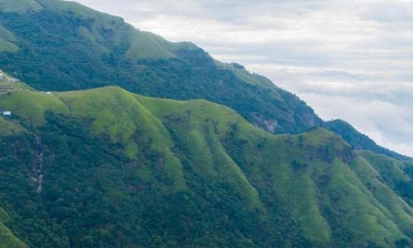 徒步江西武功山，10万亩草甸在高山之巅绵延不绝，宛如人间仙境